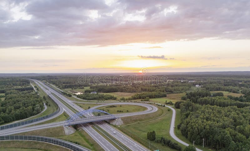 Autopista moderna al atardecer