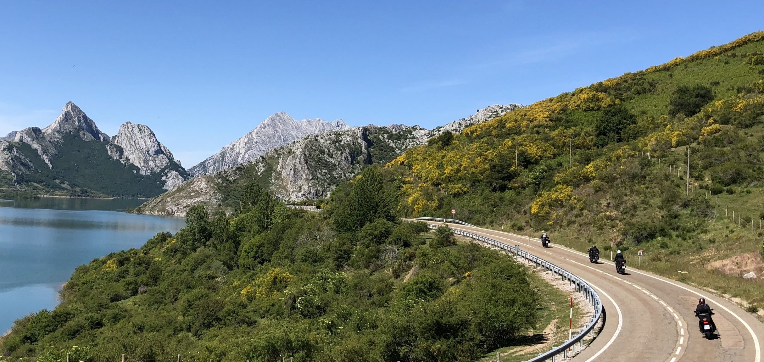 Moto en carretera de montaña